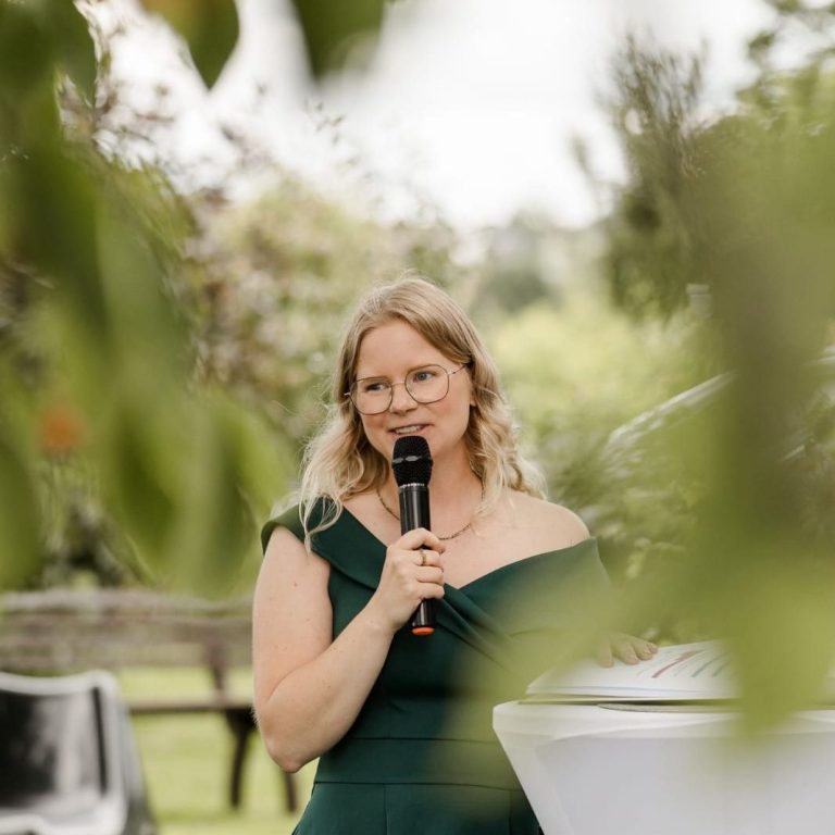 Freie Traurednerin Julia Schumacher Julia Schumacher, freie Traurednerin aus Meerbusch bei einer freien Trauung